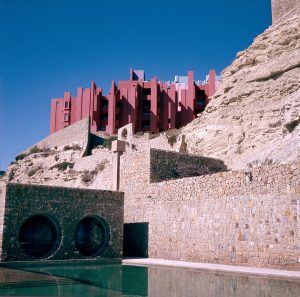 La Muralla Roja (Kırmızı Duvar) / Ricardo Bofill