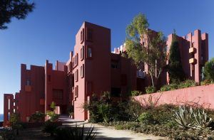 La Muralla Roja (Kırmızı Duvar) / Ricardo Bofill