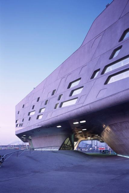 Phaeno Bilim Merkezi / Zaha Hadid