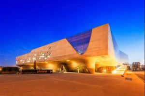 Phaeno Bilim Merkezi / Zaha Hadid