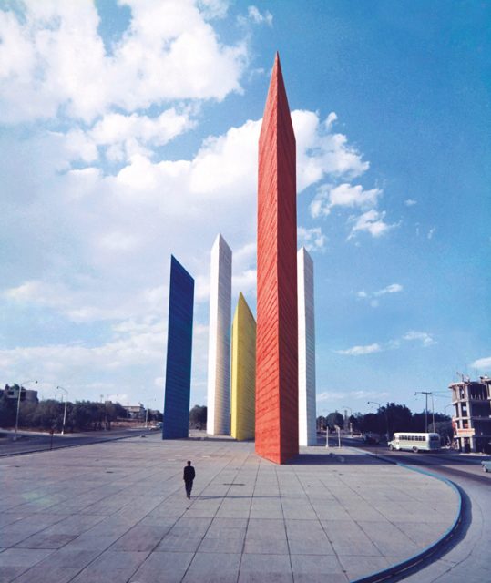 Torres de Satelite / Luis Barragan, Mathias Goeritz