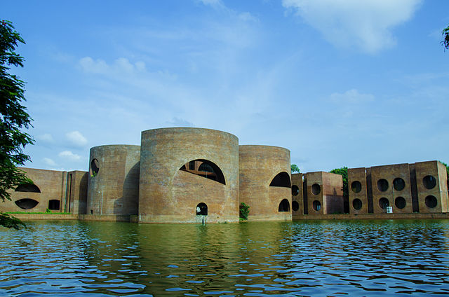 Bangladeş Ulusal Meclis Binası / Louis Kahn