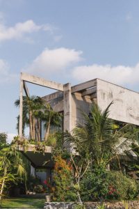 Bali'de Brütalist Bir Tropik Ev / Patisandhika + Dan Mitchell