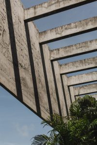 Bali'de Brütalist Bir Tropik Ev / Patisandhika + Dan Mitchell